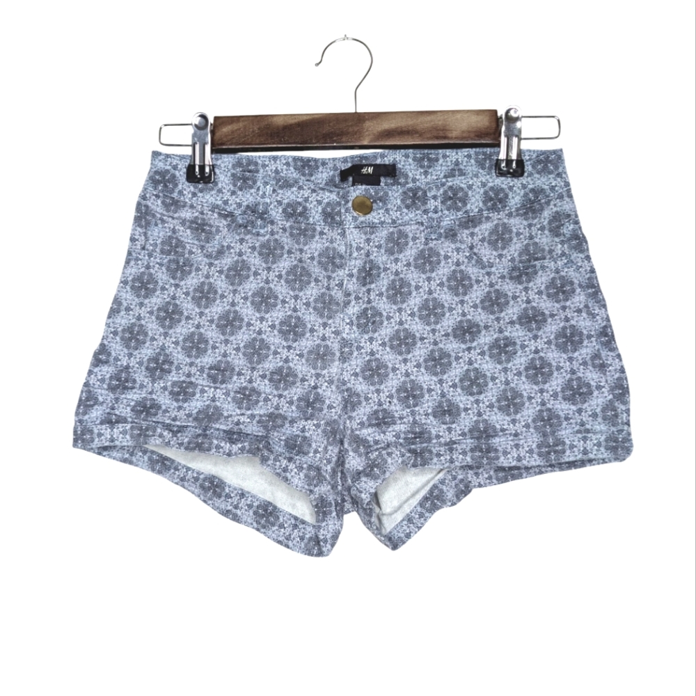 H&M Women's Mid Rise Light Blue Gray Floral Patterned Jean Like Shorts Size 4